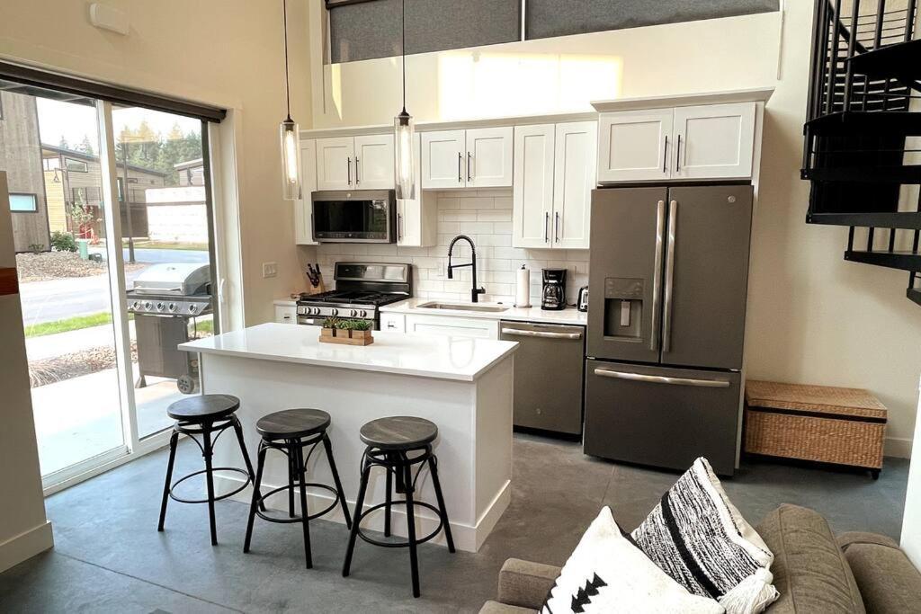 Brand New Upscale Home- Best Location! 와이트피쉬 외부 사진