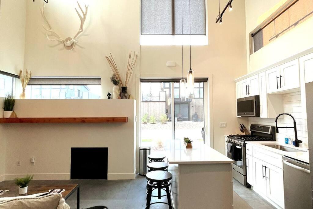 Brand New Upscale Home- Best Location! 와이트피쉬 외부 사진