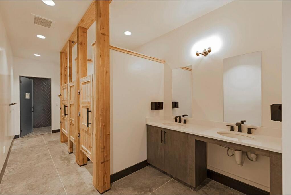 Brand New Upscale Home- Best Location! 와이트피쉬 외부 사진